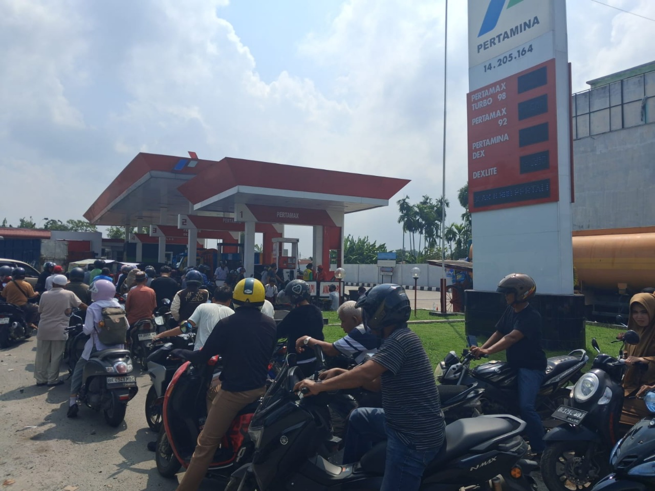 Ratusan Pengendara Roda Dua dan Roda Empat Antre Panjang Di SPBU Jalan Medan-Lubukpakam