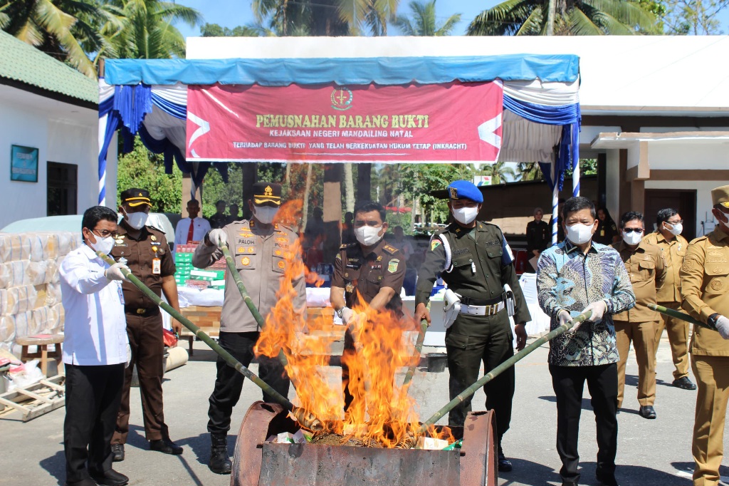 Disaksikan Forkofimda, Kajari Madina Musnahkan Barang Bukti Yang Telah Berkekuatan Hukum Tetap