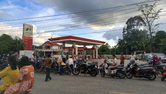 BBM Dalam Perjalanan, Pengantre Menunggu Sejak Sore