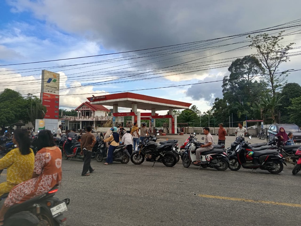 BBM Dalam Perjalanan, Pengantre Menunggu Sejak Sore