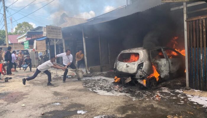 Mobil Ayla Terbakar Di Teras Bengkel Depan Kantor DPRD Sergai, Surat Penting Dan Tiga HP Ludes