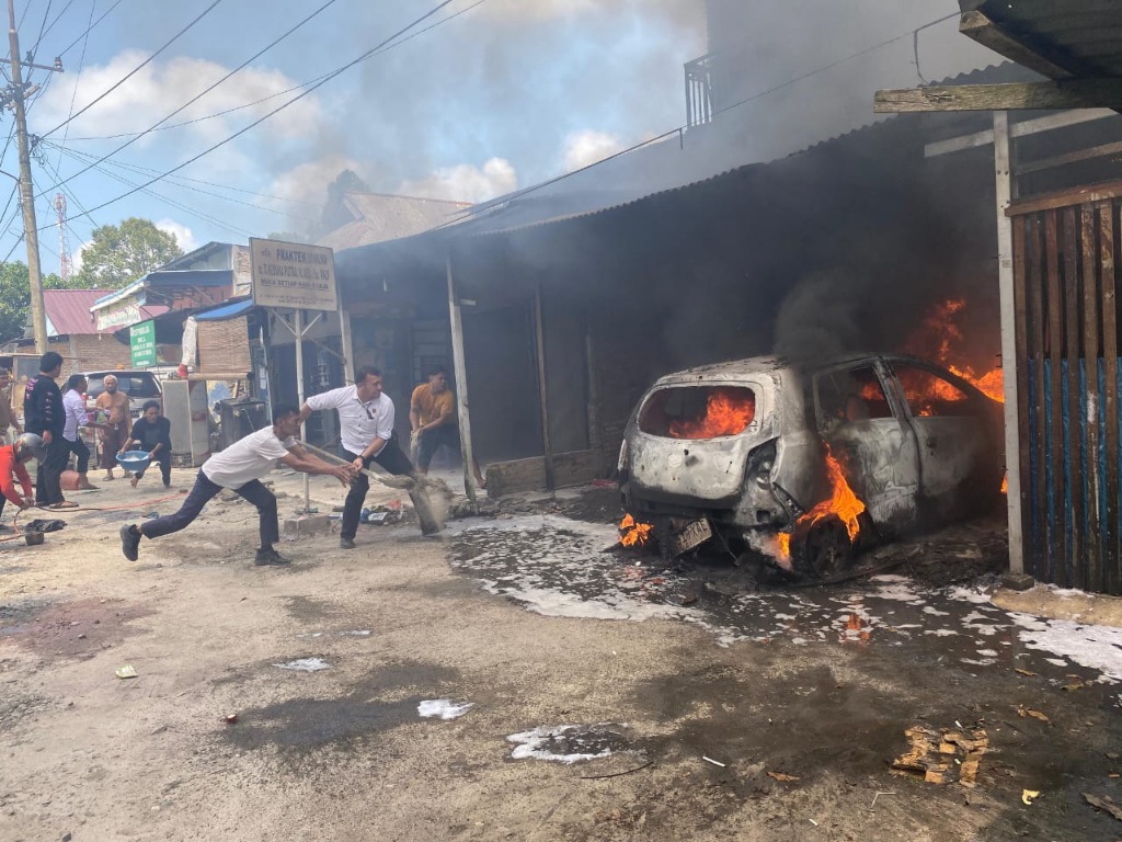 Mobil Ayla Terbakar Di Teras Bengkel Depan Kantor DPRD Sergai, Surat Penting Dan Tiga HP Ludes