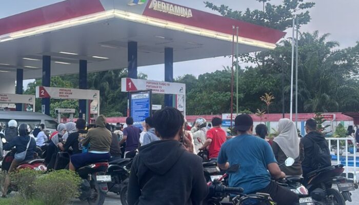 Antrean Panjang “Mengular” Di SPBU Kualanamu