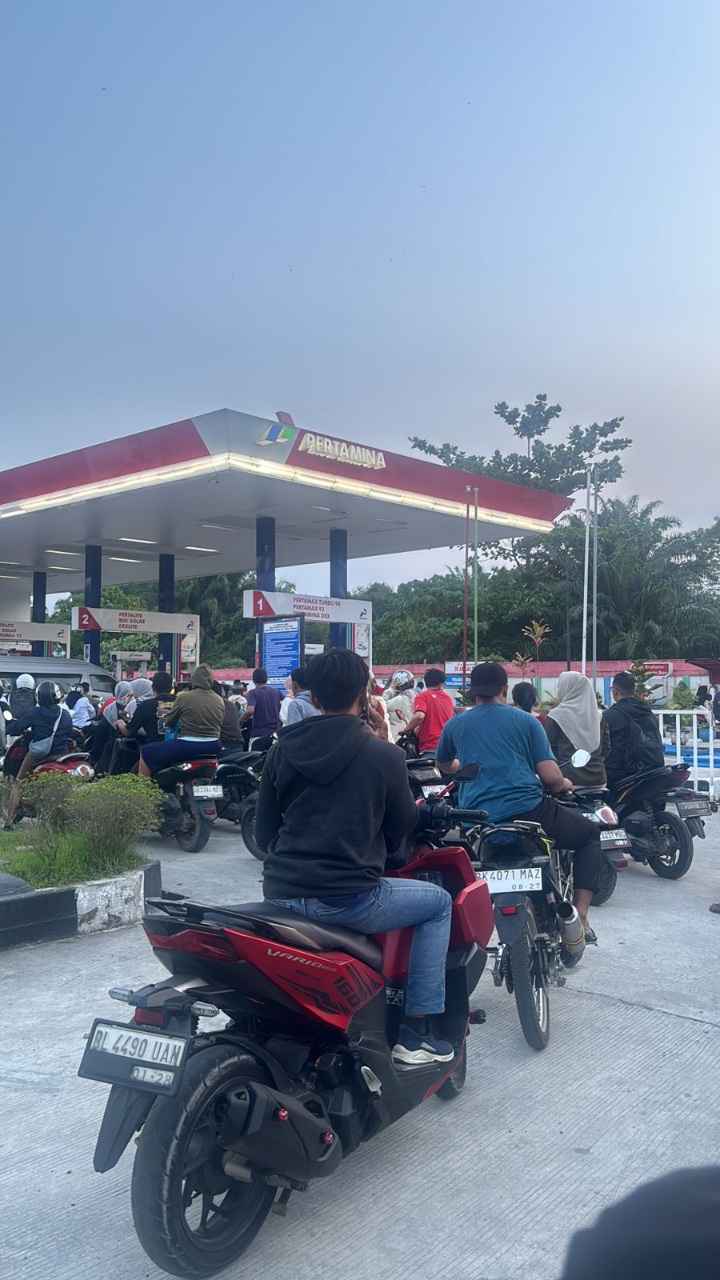 Antrean Panjang “Mengular” Di SPBU Kualanamu