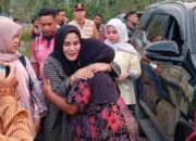 Ketika Air Bah Menghanyutkan Rumah, Pelukan Hj Rohana Menjadi Sandaran