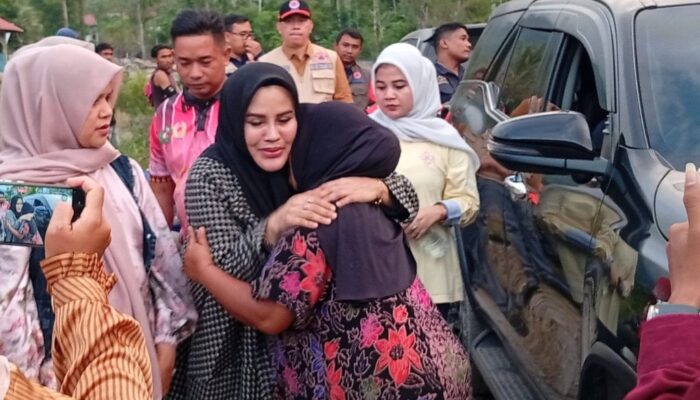 Ketika Air Bah Menghanyutkan Rumah, Pelukan Hj Rohana Menjadi Sandaran