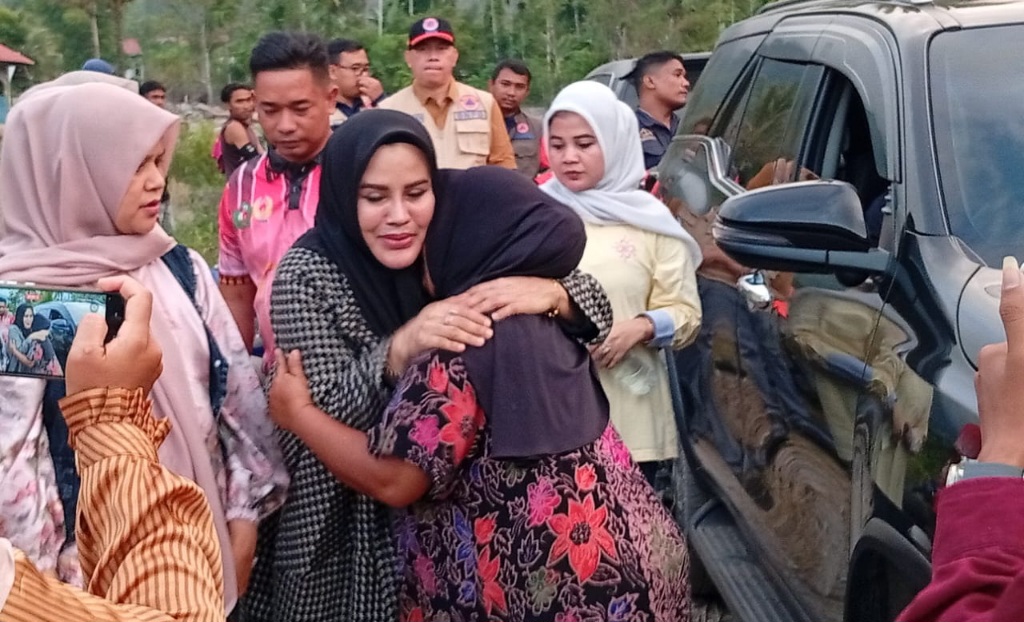 Ketika Air Bah Menghanyutkan Rumah, Pelukan Hj Rohana Menjadi Sandaran