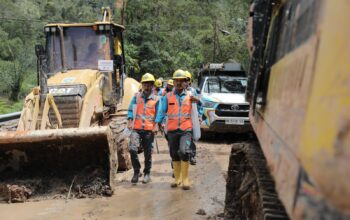 Para Petugas Pelayanan Teknik berjalan menuju lokasi Jaringan 20 kV pada titik akhir yang dapat dilalui kendaraan roda 4 di Kecamatan Adian Koting.