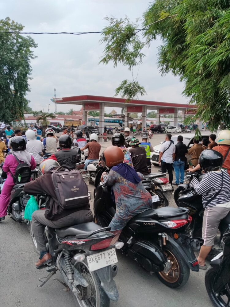 Antrean BBM Di Tebingtinggi Terus Berlangsung