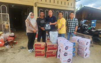 Pemred Waspada.id Serahkan Bantuan Ke Wartawannya Yang Terdampak Banjir