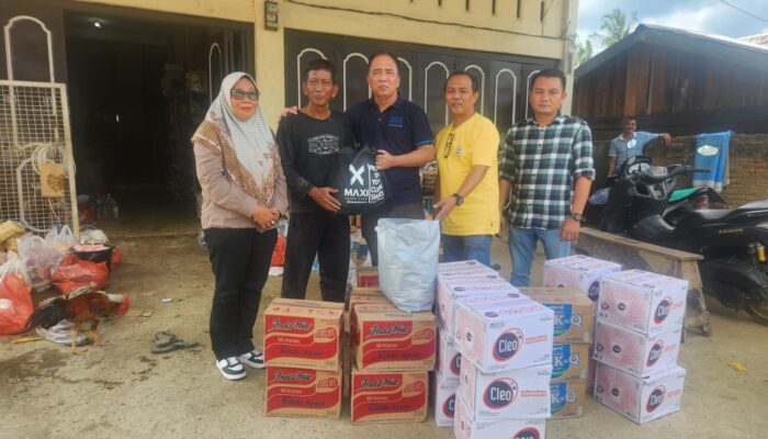 Pemred Waspada.id Serahkan Bantuan Ke Wartawannya Yang Terdampak Banjir