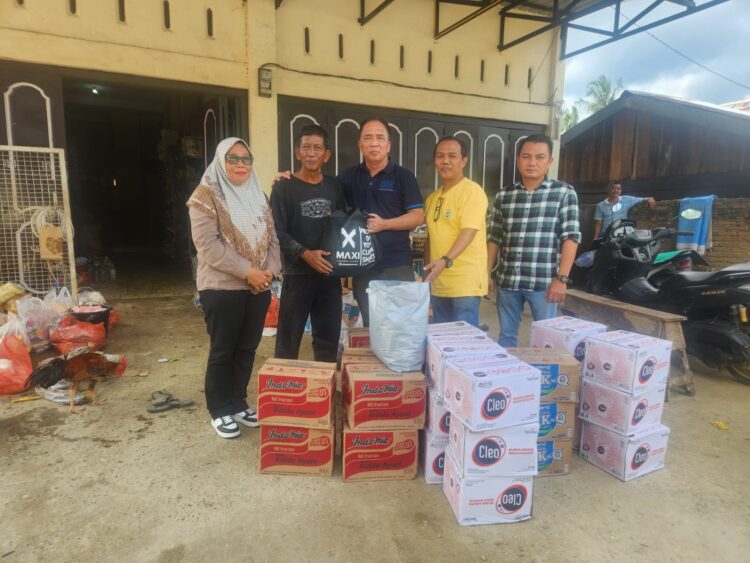 Pemred Waspada.id Serahkan Bantuan Ke Wartawannya Yang Terdampak Banjir