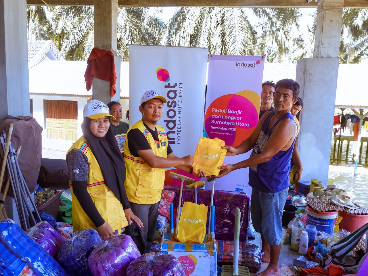 Indosat Salurkan Bantuan Kemanusiaan Bagi Warga Terdampak Bencana Di Langkat