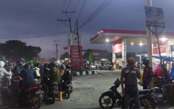 Antrean panjang masyarakat untuk mendapatkan BBM masih terlihat di salah satu SPBU di KM 16 Jalinsum Medan-Aceh, Kabupaten Deliserdang, Selasa (2/12) petang.