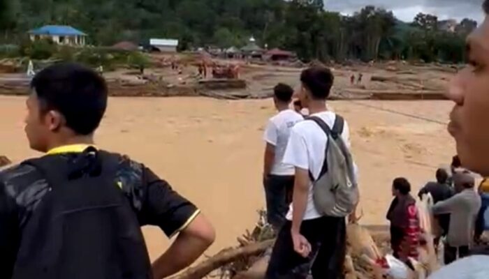 Siswa SMA Matauli Sibolga Bertaruh Nyawa Lewati Banjir Dan Tanah Longsor