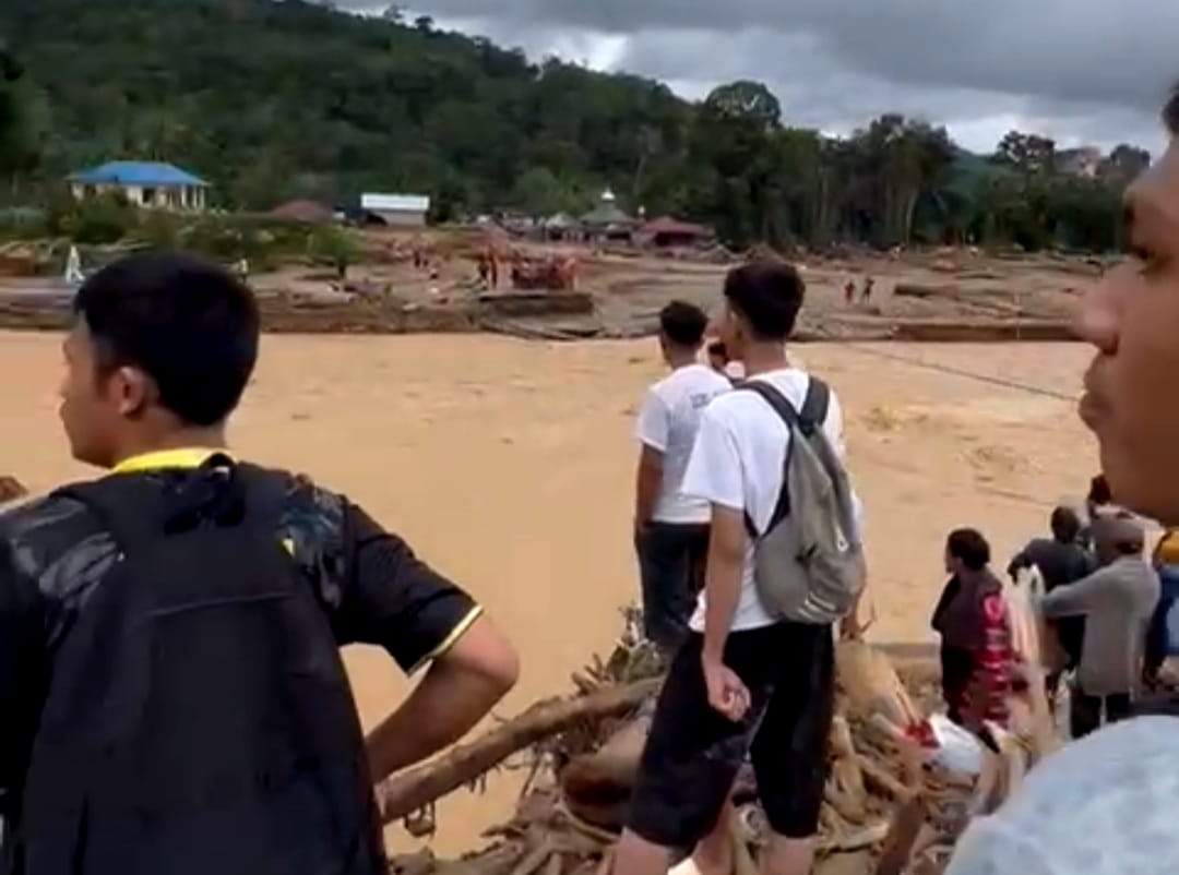 Siswa SMA Matauli Sibolga Bertaruh Nyawa Lewati Banjir Dan Tanah Longsor