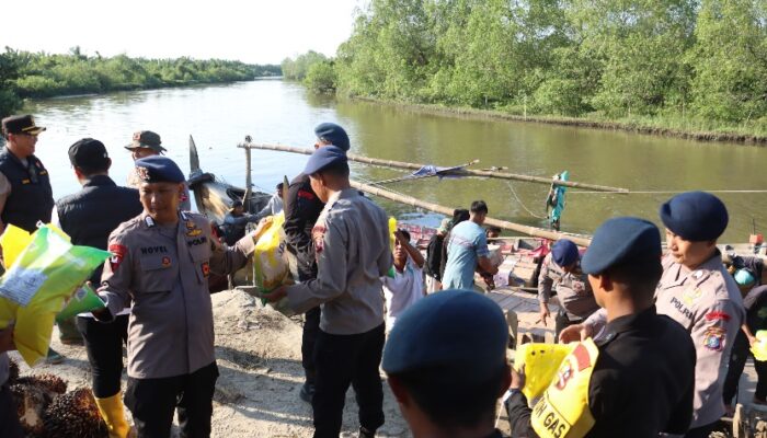 Polres Langkat Distribusikan Bansos Kapolda Sumut untuk Korban Banjir