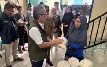 Direktur Keuangan Perum Bulog Hendra Susanto memantau dan menyerahkan langsung penyaluran beras bencana alam (Bencal) di Kota Binjai, Sumatera Utara, Selasa (2/12).