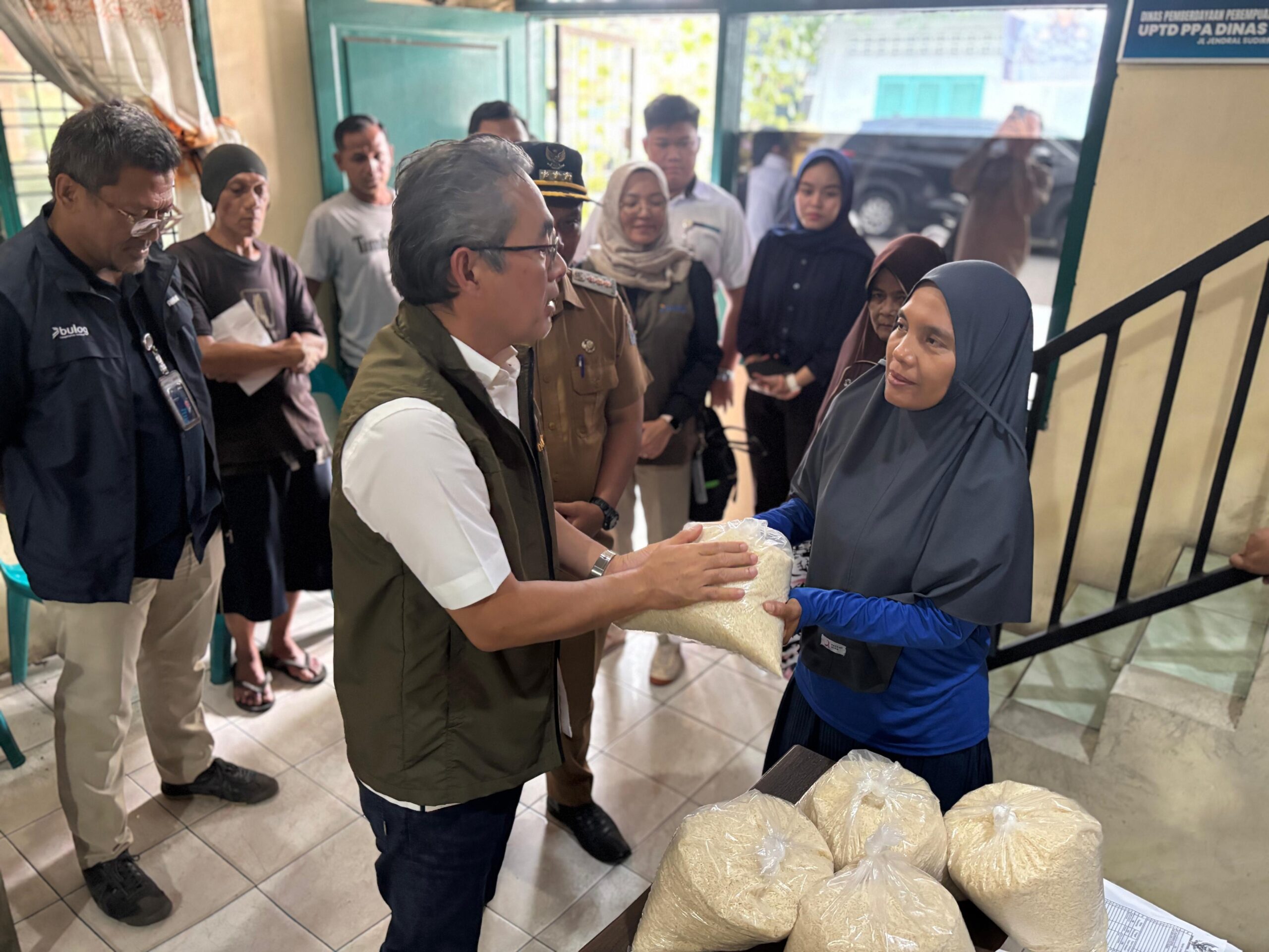 Direktur Keuangan Bulog Pantau Penyaluran Beras Bencal Di Sumut