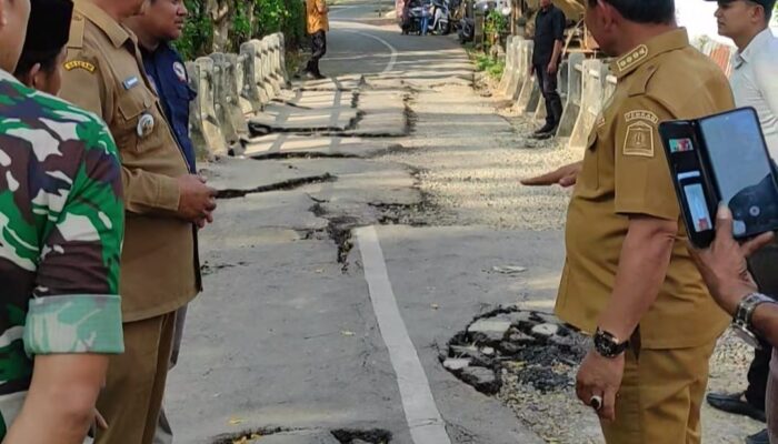 Bupati Aceh Besar Tinjau Jalan Rusak Akibat Banjir Di Gampong Teupin Batee