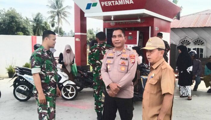 Camat Peukan Baro Pantau Distribusi BBM Pascabanjir