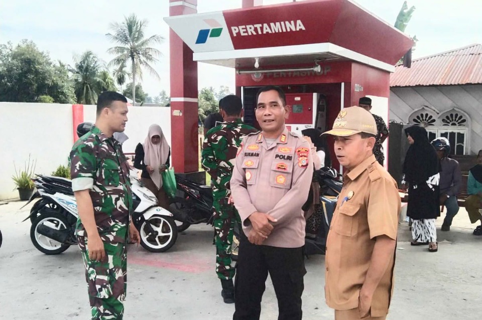 Camat Peukan Baro Pantau Distribusi BBM Pascabanjir