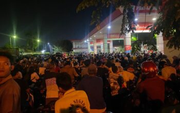 Ratusan Warga Tebingtinggi Antre BBM Hingga Menginap