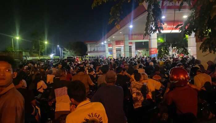 Ratusan Warga Tebingtinggi Antre BBM Hingga Menginap