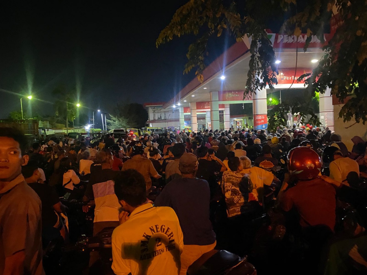 Ratusan Warga Tebingtinggi Antre BBM Hingga Menginap