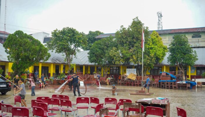 Rico Waas Tinjau Pembersihan SDN 060907 Yang Terendam Banjir Semeter Lebih