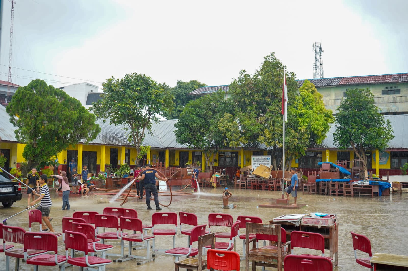 Rico Waas Tinjau Pembersihan SDN 060907 Yang Terendam Banjir Semeter Lebih