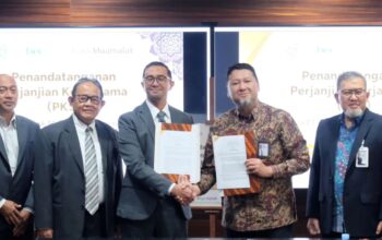 Presiden Direktur PT Ayuberga Andri Bermawi (keempat kiri) dan Head of Retail Financing PT Bank Muamalat Indonesia Tbk Agus Andipratama Amir (ketiga kanan) memperlihatkan dokumen perjanjian kerja sama yang telah ditandatangani di Jakarta, beberapa waktu lalu.