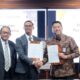 Presiden Direktur PT Ayuberga Andri Bermawi (keempat kiri) dan Head of Retail Financing PT Bank Muamalat Indonesia Tbk Agus Andipratama Amir (ketiga kanan) memperlihatkan dokumen perjanjian kerja sama yang telah ditandatangani di Jakarta, beberapa waktu lalu.