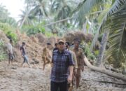 Wali Kota Lhokseumawe Terjang Longsor Demi Salurkan Bantuan Ke Desa Terisolir