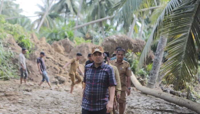 Wali Kota Lhokseumawe Terjang Longsor Demi Salurkan Bantuan Ke Desa Terisolir