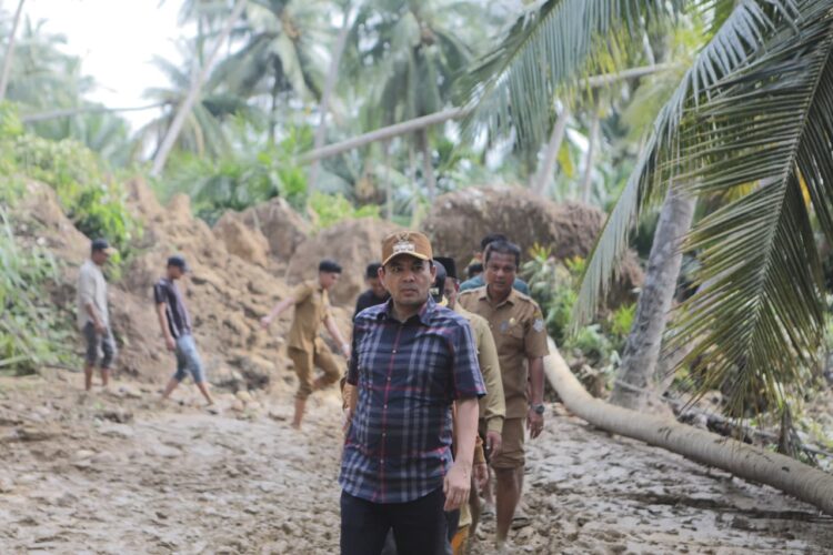 Wali Kota Lhokseumawe Terjang Longsor Demi Salurkan Bantuan Ke Desa Terisolir