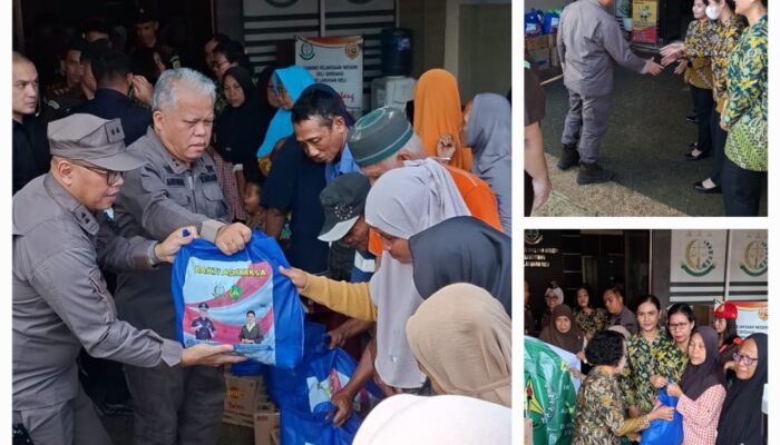 Kejatisu Beri Sembako Kepada Warga Korban Banjir Di Sekitar Kantor Cabjari Labuhandeli