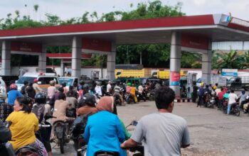 Imbauan Tak Mempan, Antre Di SPBU Berlanjut