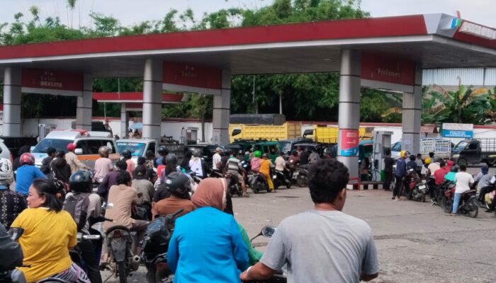 Imbauan Tak Mempan, Antre Di SPBU Berlanjut