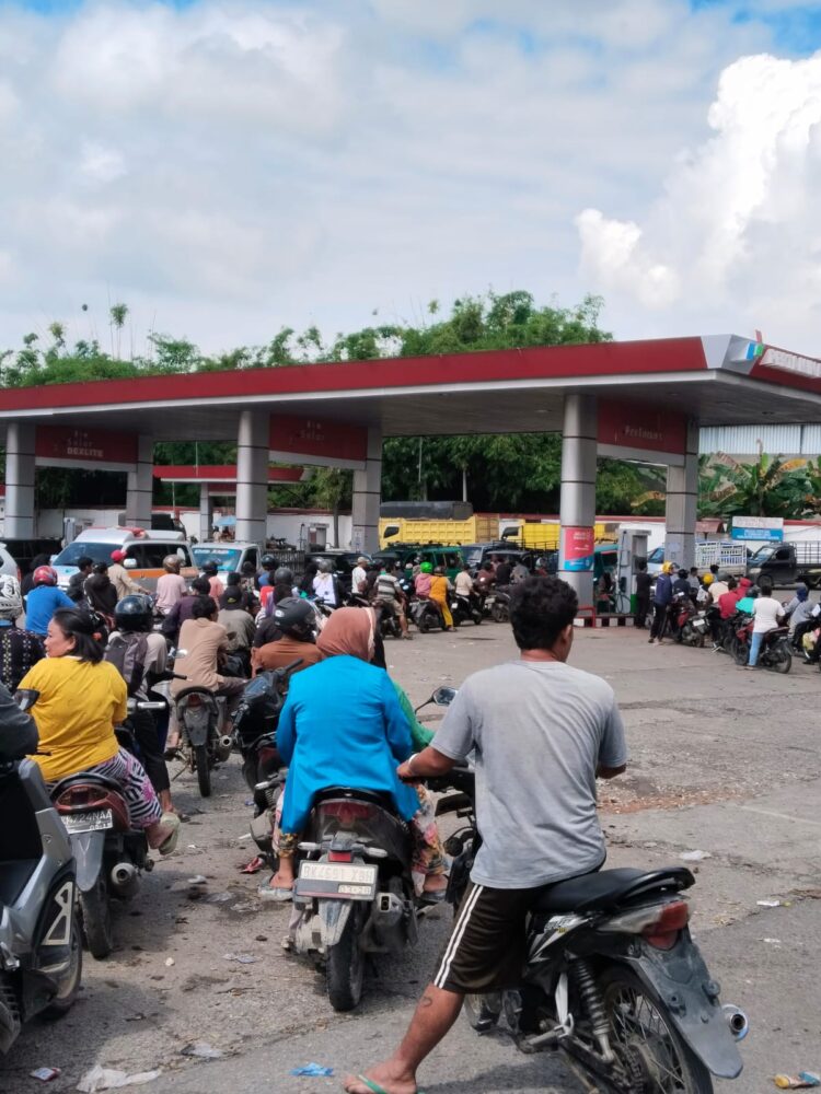 Imbauan Tak Mempan, Antre Di SPBU Berlanjut