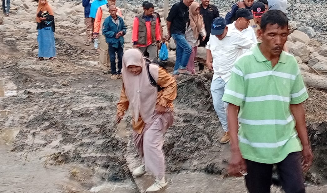 Warga Pidie Terpaksa Menembus Jalur Hutan Rawan Harimau Dan Gajah