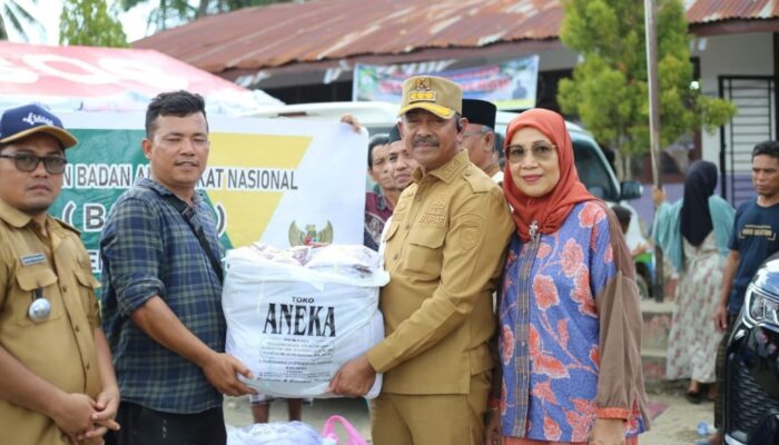 Bupati Madina Salurkan Bantuan Seragam Sekolah Di Tanggabosi