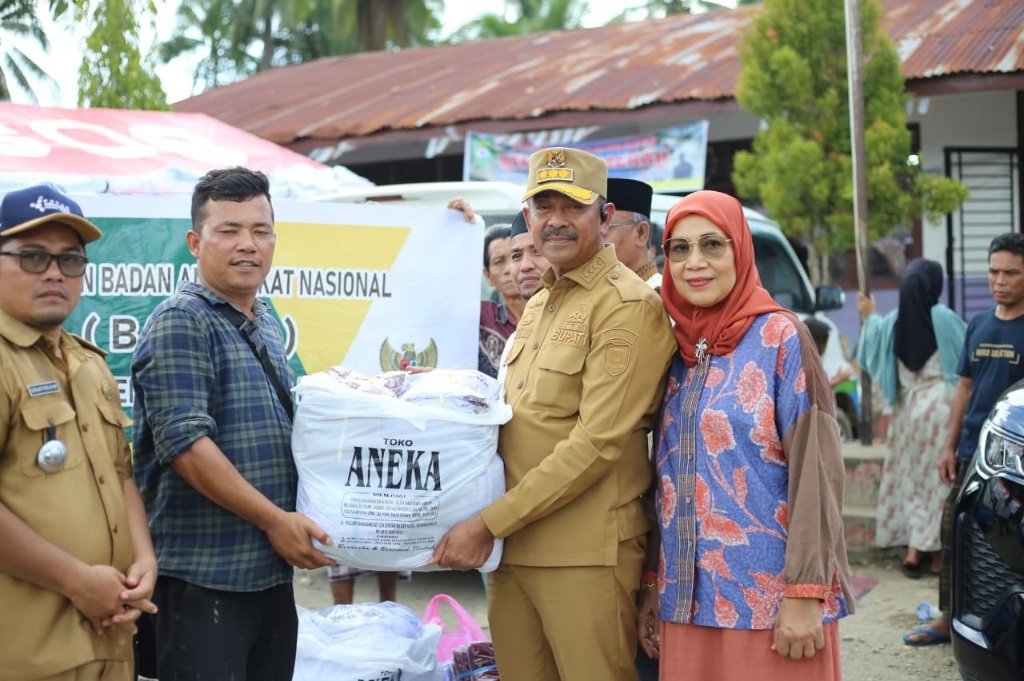 Bupati Madina Salurkan Bantuan Seragam Sekolah Di Tanggabosi