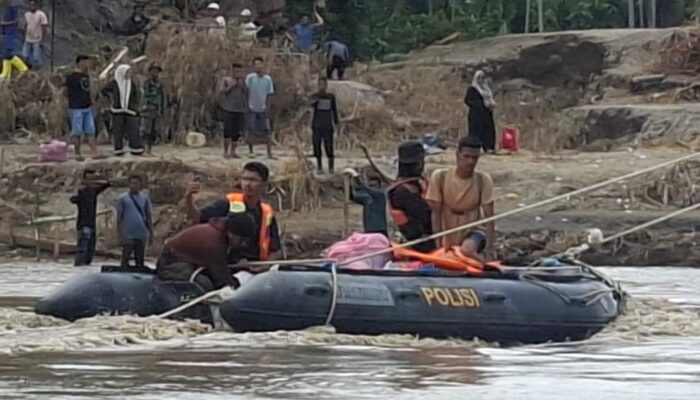 Enam Desa Terisolir Di Peusangan Selatan, Bantuan Disalurkan Dengan Perahu Karet