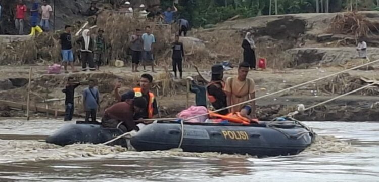 Enam Desa Terisolir Di Peusangan Selatan, Bantuan Disalurkan Dengan Perahu Karet