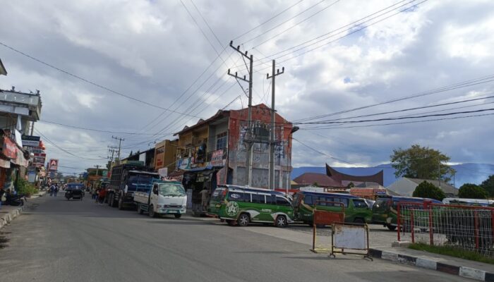 Antrean Panjang Di SPBU Pangururan, Sat Lantas Polres Samosir Berlakukan Satu Jalur