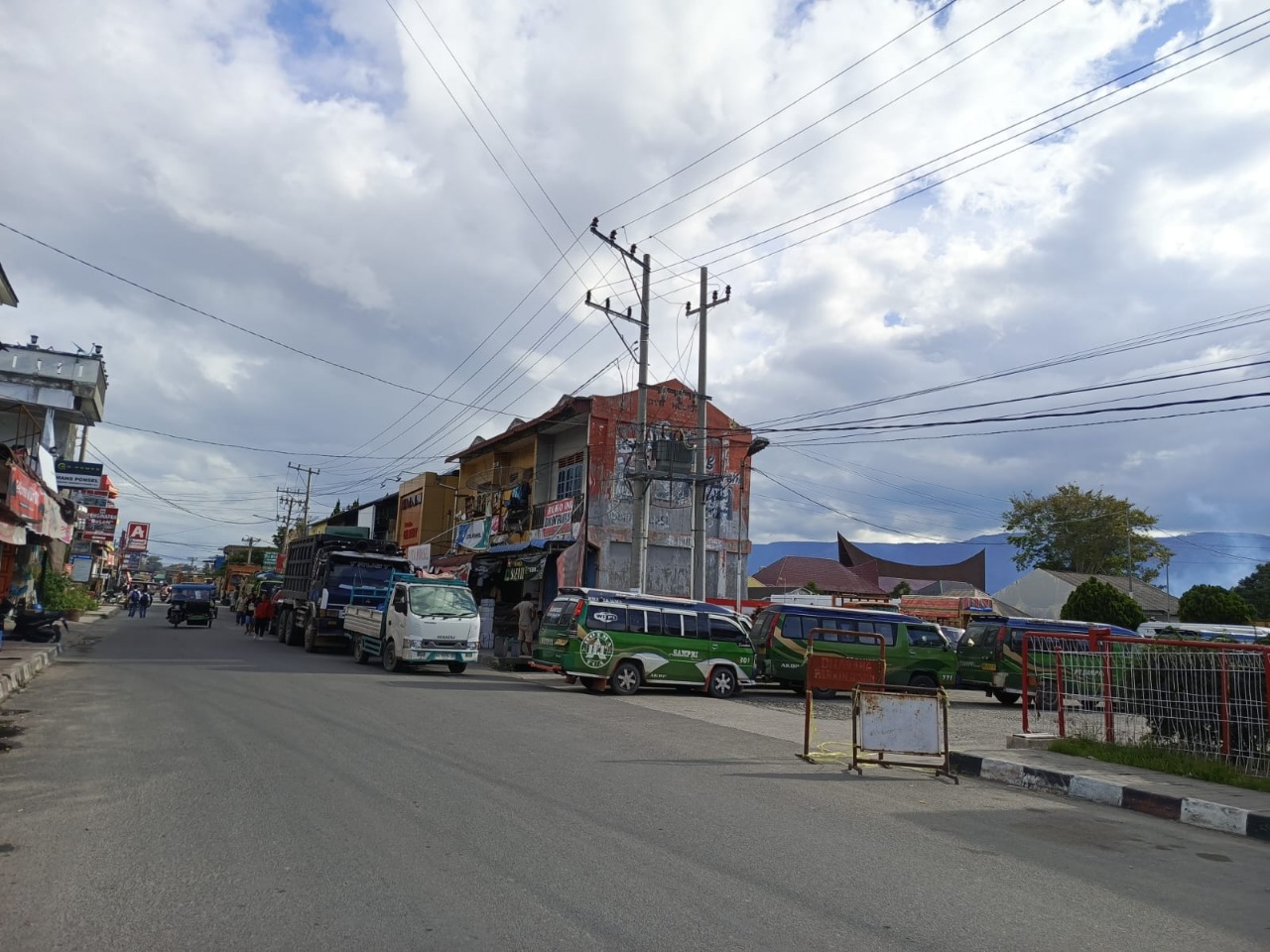 Antrean Panjang Di SPBU Pangururan, Sat Lantas Polres Samosir Berlakukan Satu Jalur