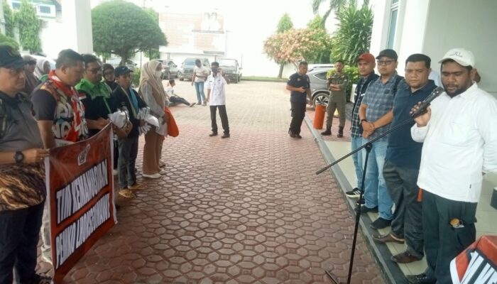 Dirut PTPL Kota Lhokseumawe Kerahkan Tim Pembersih Lokasi Banjir
