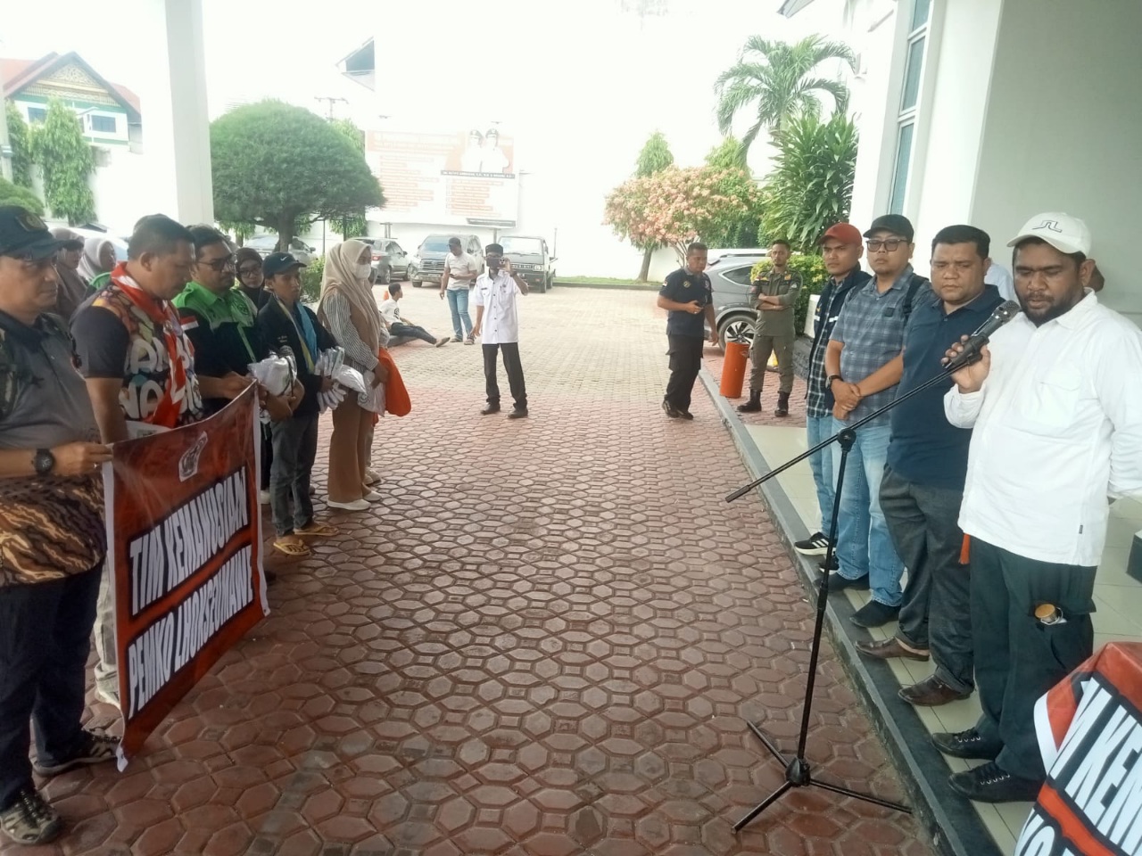 Dirut PTPL Kota Lhokseumawe Kerahkan Tim Pembersih Lokasi Banjir