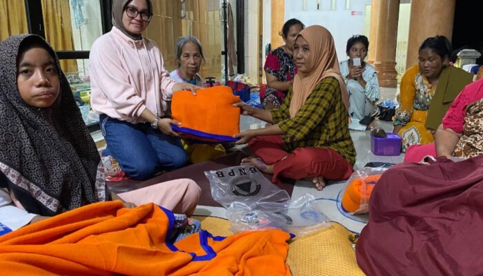 Camat Tanjung Beringin Terobos Banjir Antar Selimut ke Pengungsi